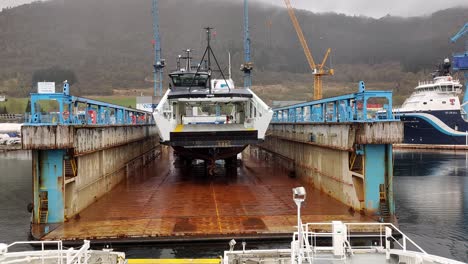 Wasserstoff-Passagierfähre-Hydra-Hoch-Und-Trocken-Im-Trockendock-In-Olensvag,-Norwegen-–-Gesehen-Von-Einem-Anderen-Schiff,-Das-Im-Unteren-Vordergrund-Sichtbar-Ist