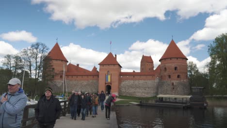 Trakai,-Lituania-4-De-Mayo-De-2023:-Castillo-Medieval-Gótico-De-La-Isla,-Situado-En-El-Lago-Galve