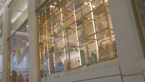 Schaufenster-Eines-Modegeschäfts-Im-Einkaufszentrum-Oculus-World-Trade-Center,-New-York