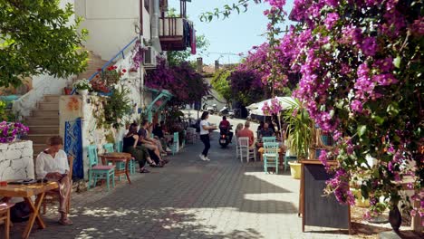 Erkundung-Der-Farbenfrohen-Gepflasterten-Straßen-Des-Wunderschönen-Türkischen-Badeortes-Kas