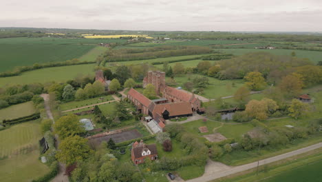 Atemberaubende-Frühsommer-Drohnenaufnahmen-Vom-Layer-Marney-Tower-In-Essex,-England,-Kreisförmige-Pfanne