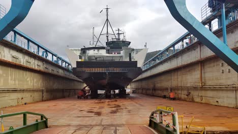 Caminando-Hacia-El-Ferry-De-Pasajeros-Propulsado-Por-Hidrógeno-Hydra-Mientras-Se-Encuentra-Dentro-Del-Dique-Seco-En-Westcon-Ship-Repair-Noruega