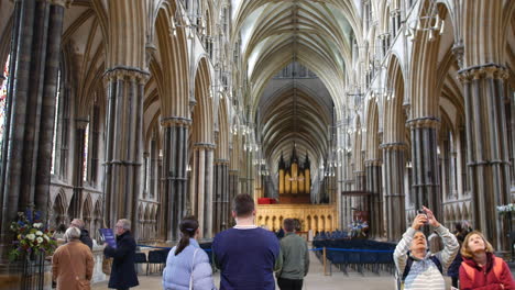 Turistas-En-La-Iglesia-Catedral-De-Lincoln