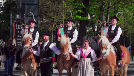 Trompetas-De-Fanfarria-Que-Se-Tocan-Durante-El-Desfile-Anual-De-Haflinger-Que-Tiene-Lugar-Cada-Lunes-De-Pascua-En-Meran.