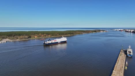 El-Ferry-De-La-Compañía-Dfds-Navega-Hacia-La-Puerta-Del-Puerto-Y-Se-Dirige-Al-Mar-Báltico-Hacia-Suecia