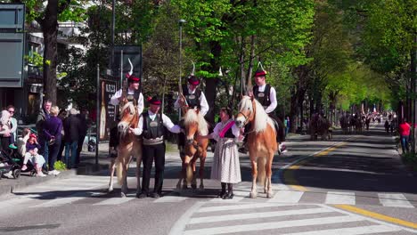 Fanfarria-Trompetistas-Sentados-En-Sus-Caballos