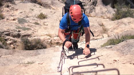 Redovan,-España,-7-De-Mayo-De-2023:-Ascensión-Vía-Ferrata-Por-Una-Pareja-De-Deportistas