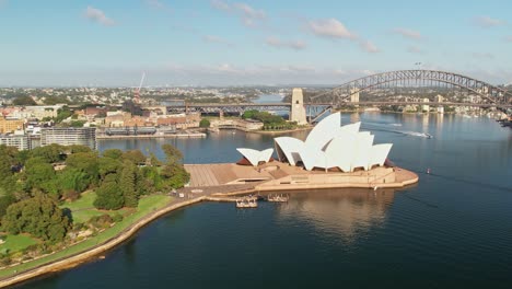 Sydney,-Nueva-Gales-Del-Sur,-Australia---25-De-Diciembre-De-2021:-Vista-Aérea-De-La-Casa-De-Gobierno-En-Los-Jardines-Botánicos-De-Sydney-Y-La-Ópera-De-Sydney-Mientras-La-Vista-Se-Mueve-A-Través-Del-Puerto-De-Sydney