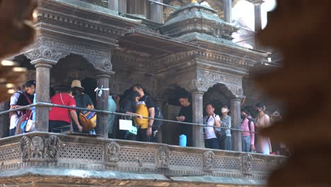 Toma-De-Seguimiento-Del-Templo-De-Patan-Con-Turistas-Esperando-Entrar-Durante-El-Día-Soleado,-Katmandú,-Nepal