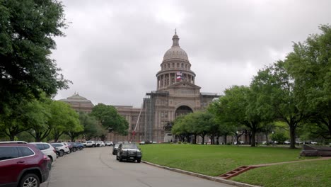 Texas-State-Capitol-Building-In-Austin,-Texas-Mit-Gimbal-Video-Beim-Spaziergang-Entlang-Der-Straße