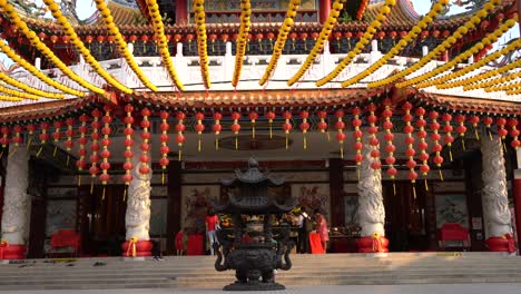 Vista-Del-Templo-Adornado-Con-Linternas-Amarillas-Que-Se-Cree-Que-Representan-Buena-Suerte,-Prosperidad-Y-Felicidad-Para-La-Celebración-Del-Cumpleaños-De-Mazu-En-El-Templo-Thean-Hou,-Kuala-Lumpur,-Malasia.