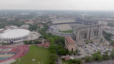 Louisiana-State-University-Tiger-Stadium-in-Baton-Rouge,-Louisiana-with-drone-video-moving-forward