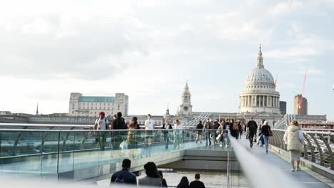 Eine-Perspektive-Von-St.-Pauls,-über-Die-Nicht-Viele-Menschen-Nachdenken