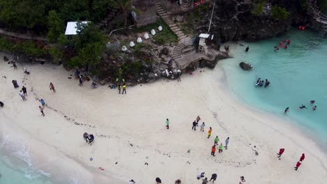 Primer-Plano-Aéreo,-Playa-De-Banco-De-Arena-Blanca-De-La-Isla-Sumilon,-Turistas-Nadando-En-Aguas-Tropicales-Azules-Claras,-Una-Pequeña-Isla-Justo-Frente-A-La-Costa-De-Oslob-En-Cebú-Filipinas