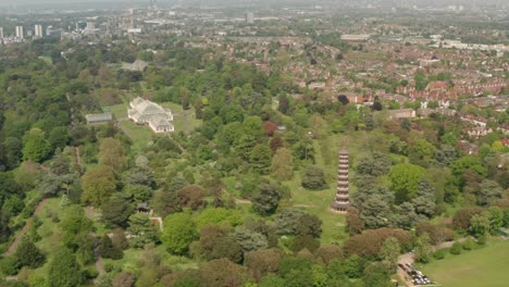 Kreisende-Luftaufnahme-Um-Die-Chinesische-Pagode-Und-Das-Glashaus-Von-South-Kew-Gardens-In-London