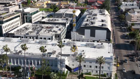 Vista-Aérea-Que-Rodea-Los-Estudios-Y-La-Torre-De-La-Estación-De-Radio-Y-Televisión-De-Noticias-De-5-Canales-De-Ktla,-Los-Ángeles,-California