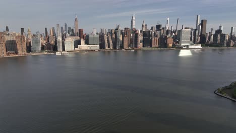 Una-Toma-Aérea-De-Alto-ángulo-Que-Establece-Una-Toma-Del-Lado-Este-De-Manhattan,-Nueva-York,-En-Un-Día-Soleado