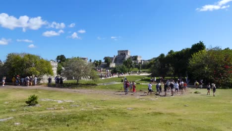 Turistas-Que-Visitan-El-Antiguo-Sitio-Arqueológico-Maya-De-Tulum,-Quintana-Roo,-México
