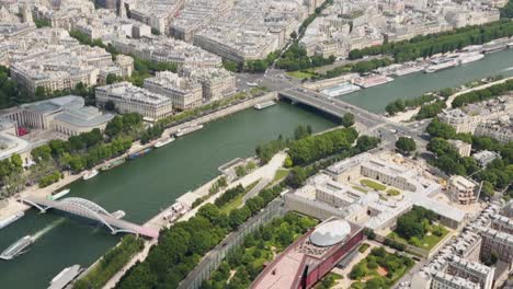 Handkameraansicht-Der-Seine-Von-Der-Spitze-Des-Nordflügels-Des-Eiffelturms,-Paris,-Frankreich