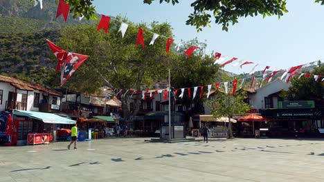 Banderines-Turcos-Ondean-En-La-Plaza-Principal-De-Kas,-Listos-Para-Las-Elecciones-Generales