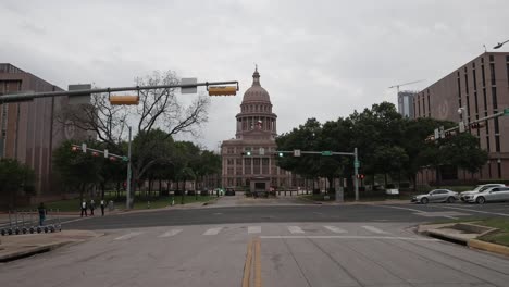 Texas-State-Capitol-In-Austin,-Texas-Mit-Gimbal-Video,-Das-Die-Straße-Entlang-Geht