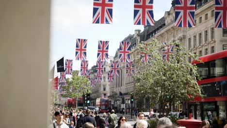 Der-Krönungstag-In-Der-Londoner-Hauptstraße