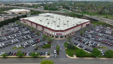 Toma-Aérea-De-Un-Dron-De-La-Tienda-Mayorista-Costco