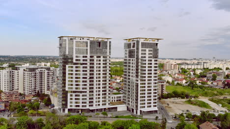 Bienes-Raíces,-Desarrollo-De-Edificios-De-Apartamentos-Modernos,-Vista-Aérea,-Bucarest,-Rumania.