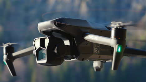 Dji-Mavic-3-Pro-Quadcopter-Drone-De-Consumo-Con-Tres-Cámaras-Flotando-En-El-Aire-De-Cerca