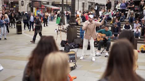 Straßenmusiker-In-London,-Der-Eine-Show-Für-Das-Publikum-Veranstaltete,-Jeder-Liebte-Diesen-Gesang