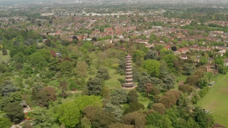 Langsame,-Weit-Absteigende-Luftaufnahme-In-Richtung-Der-Chinesischen-Pagode-Von-Kew-Gardens