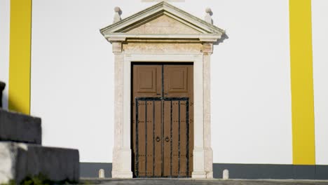 Puerta-Principal-De-La-Iglesia-Iluminada-Con-El-Sol-De-La-Tarde.