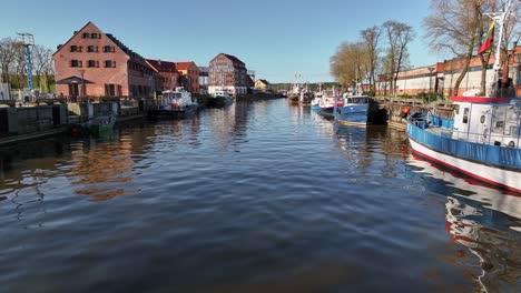 Fischerboote-Liegen-Im-Danes-Fluss-Und-Häuser-Für-Verschiedene-Zwecke-Stehen-Am-Ufer-Der-Stadt-Klaipeda
