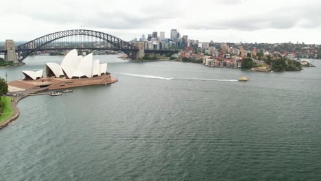 Sydney,-New-South-Wales,-Australien---24.-Dezember-2021:-Fähre-Und-Boot-Im-Hafen-Von-Sydney-Und-Einzug-In-Die-Nähe-Des-Opernhauses-Von-Sydney-Mit-Der-Sydney-Harbour-Bridge-Im-Hintergrund