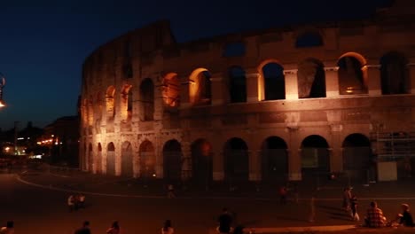 Vista-Exterior-Del-Coliseo-Romano-Por-La-Noche-En-Roma,-Italia