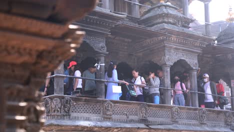 Foto-De-Un-Turista-Haciendo-Cola-Para-Entrar-Al-Templo-De-Patan-Durante-El-Día-En-Nepal,-Kathamdú.