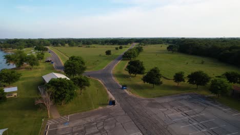 Imágenes-Aéreas-Editoriales-Del-Estacionamiento-En-Westlake-Park-En-Hickory-Creek,-Texas,-En-El-Lago-Lewisville.