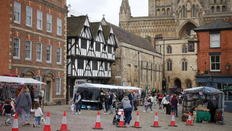 Lincoln-Market-Town-Tudor-Gebäude-Und-Maria-Magdalena-Kirche-Mit-Touristen-Und-Menschen-Beim-Einkaufen