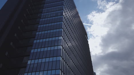 Zeitraffer-Für-Unternehmensgebäude,-Bürogebäude-Mit-Glasreflexionen