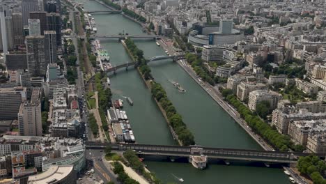 Handheld-Panoramablick-Auf-Die-Seine-Von-Der-Spitze-Des-Westflügels-Des-Eiffelturms,-Paris,-Frankreich