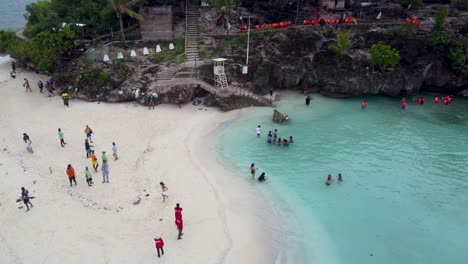 Luftnahaufnahme,-Weißer-Sandstrand-Der-Insel-Sumilon,-Touristen-Schwimmen-Im-Tropisch-Blauen,-Klaren-Wasser,-Einer-Kleinen-Insel-Vor-Der-Küste-Von-Oslob-In-Cebu,-Philippinen