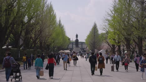 Pasarela-Del-Santuario-Yasukuni-En-Primavera,-Japoneses-Visitando-El-Templo-Histórico