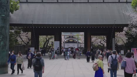 Puerta-De-Entrada-Al-Santuario-Yasukuni,-Monumento-A-Los-Soldados-De-Japón-En-Primavera.