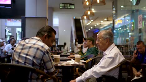 Der-Ehemalige-Malaysische-Premierminister-Mahathir-Mohamad-Beim-Kaffee-Im-Pavillon,-Kuala-Lumpur