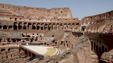 Vista-Lenta-Dentro-Del-Piso-De-La-Arena-Del-Coliseo-Romano-En-Roma,-Italia