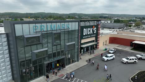 Primark-and-Dick's-Sporting-Goods-outlets-in-large-commercial-center