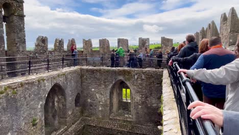 En-4k-Una-Cola-En-Lo-Más-Alto-Del-Castillo-De-Blarney,-Cork,-Irlanda,-Para-Besar-La-Piedra-De-Blarney,-Piedra-De-La-Elocuencia.