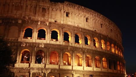 Night-view-of-the-Roman-Colosseum's-facade