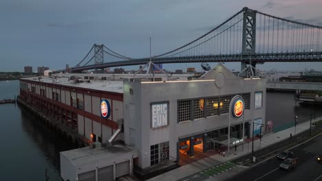 Dave-And-Busters-Casino-Am-Delaware-River-In-Der-Nähe-Der-Ben-Franklin-Bridge-In-Philadelphia,-Pennsylvania