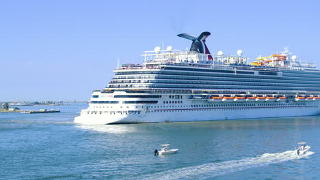 Crucero-De-Carnaval-Gira-Hacia-El-Océano-En-El-Puerto-De-Miami-|-Un-Enorme-Crucero-De-Lujo-Girando-Hacia-El-Fondo-Del-Vídeo-Del-Océano-|-Vista-Del-Crucero-De-Carnaval-Navegando-Desde-El-Puerto
